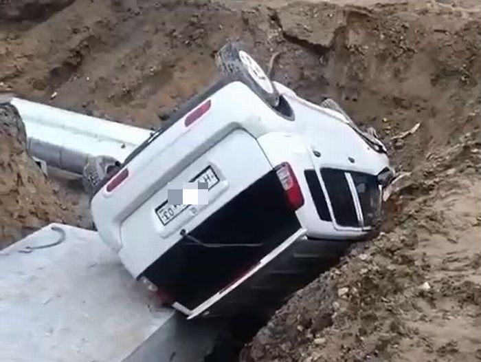 В Улан-Удэ автомобиль свалился в траншею В Улан-Удэ автомобиль свалился в траншею