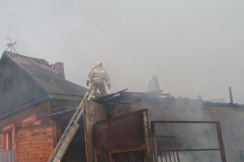В Бурятии пожарные вывели мужчину из горящего дома