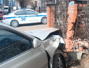 В Улан-Удэ иномарка после ДТП вылетела на тротуар и сбила женщину