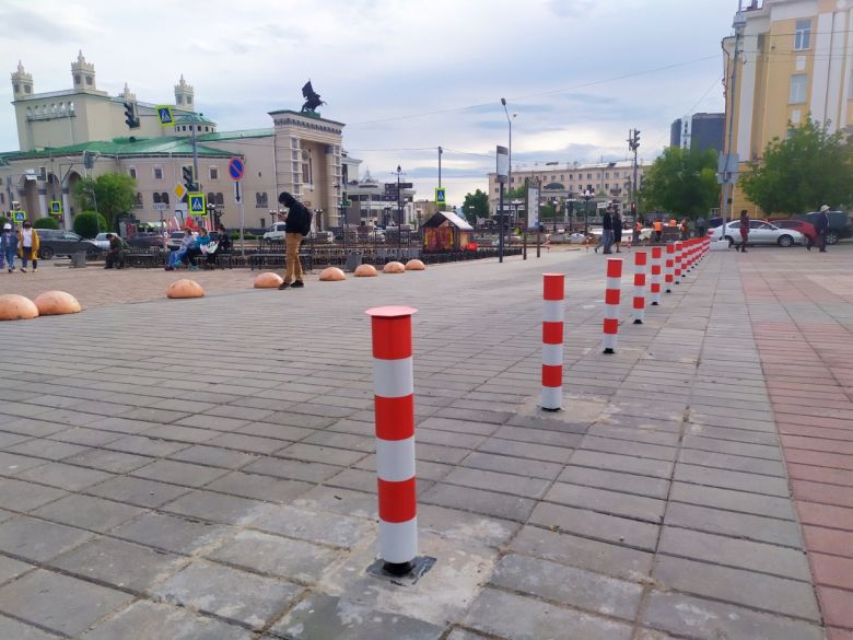 На площади Советов в Улан-Удэ установили новые парковочные столбики На площади Советов в Улан-Удэ установили новые парковочные столбики