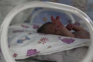 В Улан-Удэ врачи спасли недоношенную малышку от слепоты