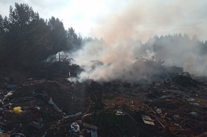 В Бурятии тушат стихийную свалку мусора около поселка Усть-Баргузин