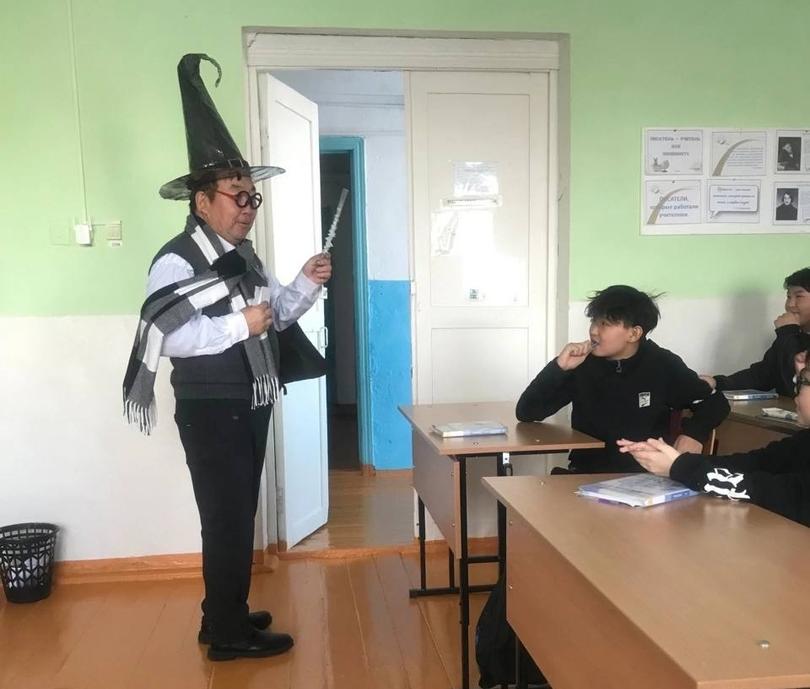 В Бурятии учителя школы пришли на уроки в карнавальных костюмах В Бурятии учителя школы пришли на уроки в карнавальных костюмах