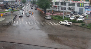 В Улан-Удэ от дождя начала проваливаться дорога