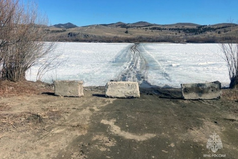 В Бурятии на озере Гусиное под лёд частично провалился автомобиль