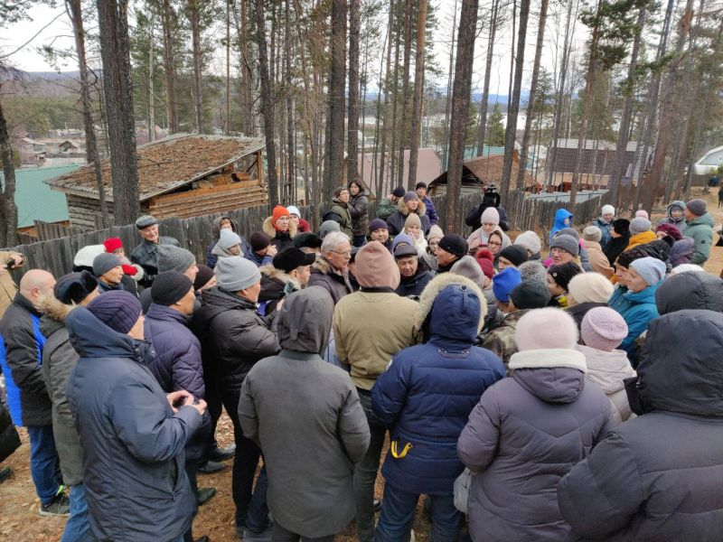 Жители Бурятии окружили депутата Госдумы в лесу