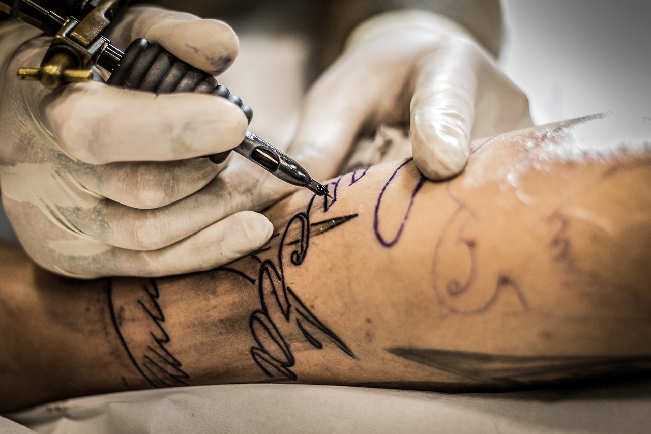 Житель Бурятии попал под суд за запрещенную татуировку