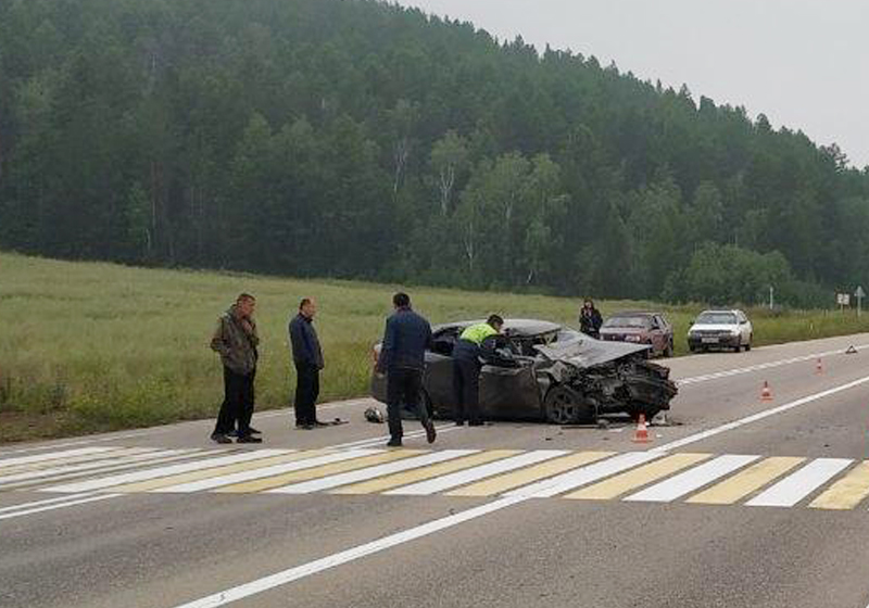 В Бурятии иномарка врезалась в стоящий лесовоз В Бурятии иномарка врезалась в стоящий лесовоз