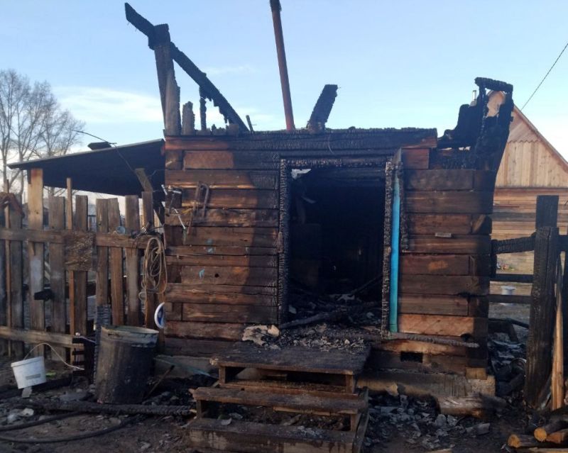 Житель Бурятии грел воду кипятильником и спалил баню Житель Бурятии грел воду кипятильником и спалил баню