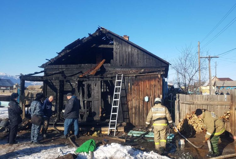 В Бурятии неизвестные подожгли дом вместе с людьми В Бурятии неизвестные подожгли дом вместе с людьми
