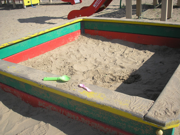 Жительница Бурятии добилась демонтажа детской площадки через суд 