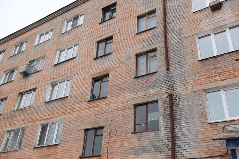 Власти Улан-Удэ экстренно расселяют жильцов аварийного общежития