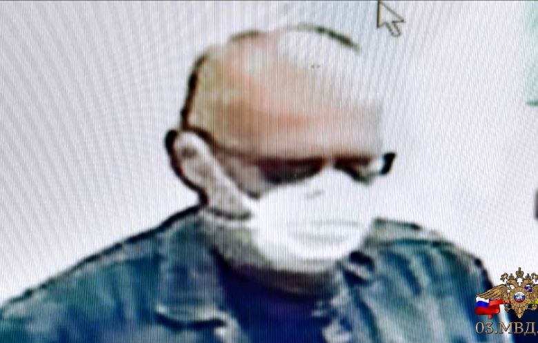 В Улан-Удэ полицейские ищут человека в очках В Улан-Удэ полицейские ищут человека в очках