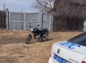 В Бурятии юный мотоциклист без прав и шлема врезался в забор 