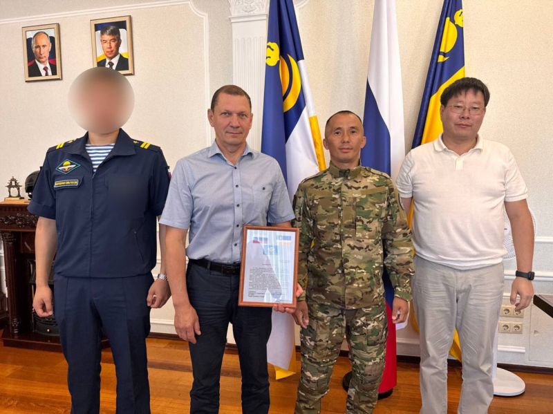 Мэру Улан-Удэ и его заместителям вручили благодарность от военных Мэру Улан-Удэ и его заместителям вручили благодарность от военных
