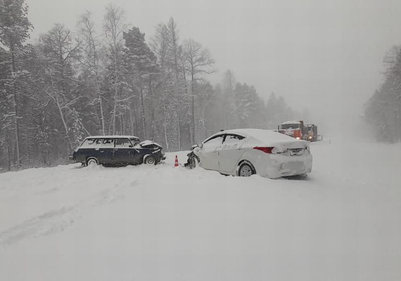 Снегопад накрыл дороги в районах Бурятии, уже есть погибшие