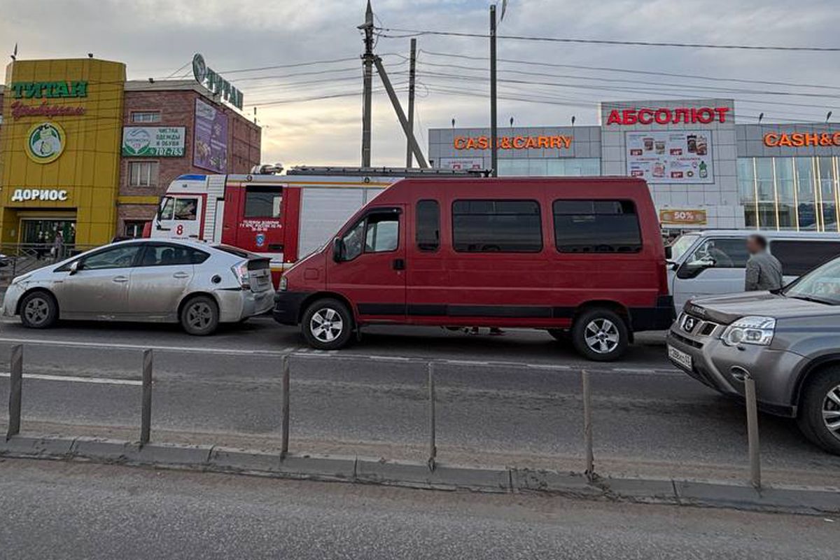 Автобус с пассажирами в Улан-Удэ попал в тройное ДТП Автобус с пассажирами в Улан-Удэ попал в тройное ДТП