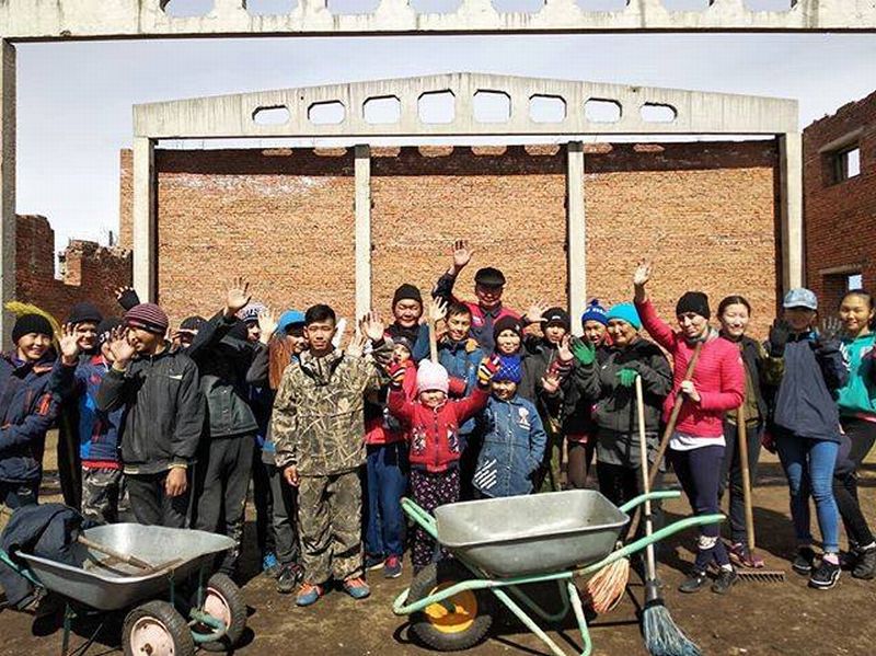 Жители села в Бурятии своими силами строят детскую спортплощадку