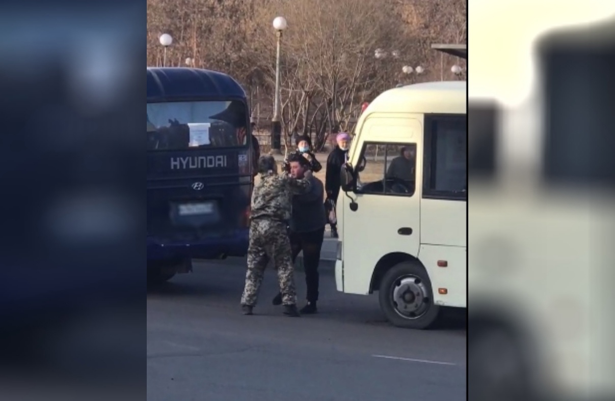 В центре Улан-Удэ подрались маршрутчики В центре Улан-Удэ подрались маршрутчики