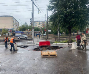 Гигантский провал образовался в Улан-Удэ напротив пешеходного перехода