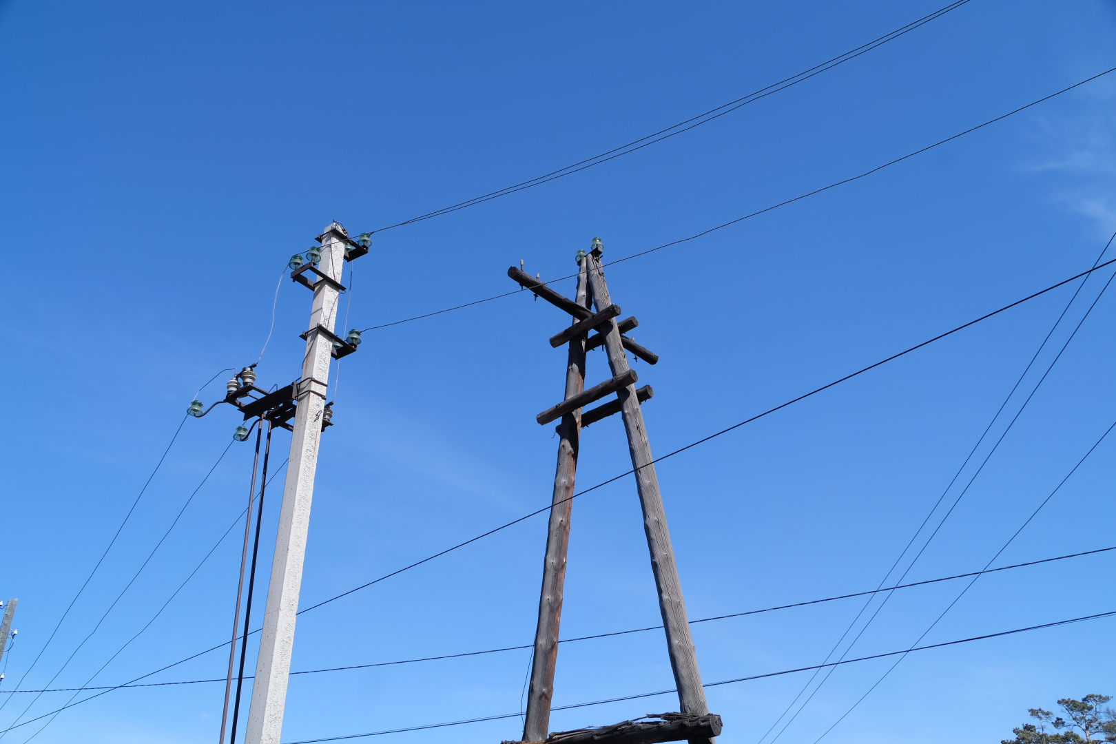 В районе Бурятии людям угрожают аварийные электроопоры