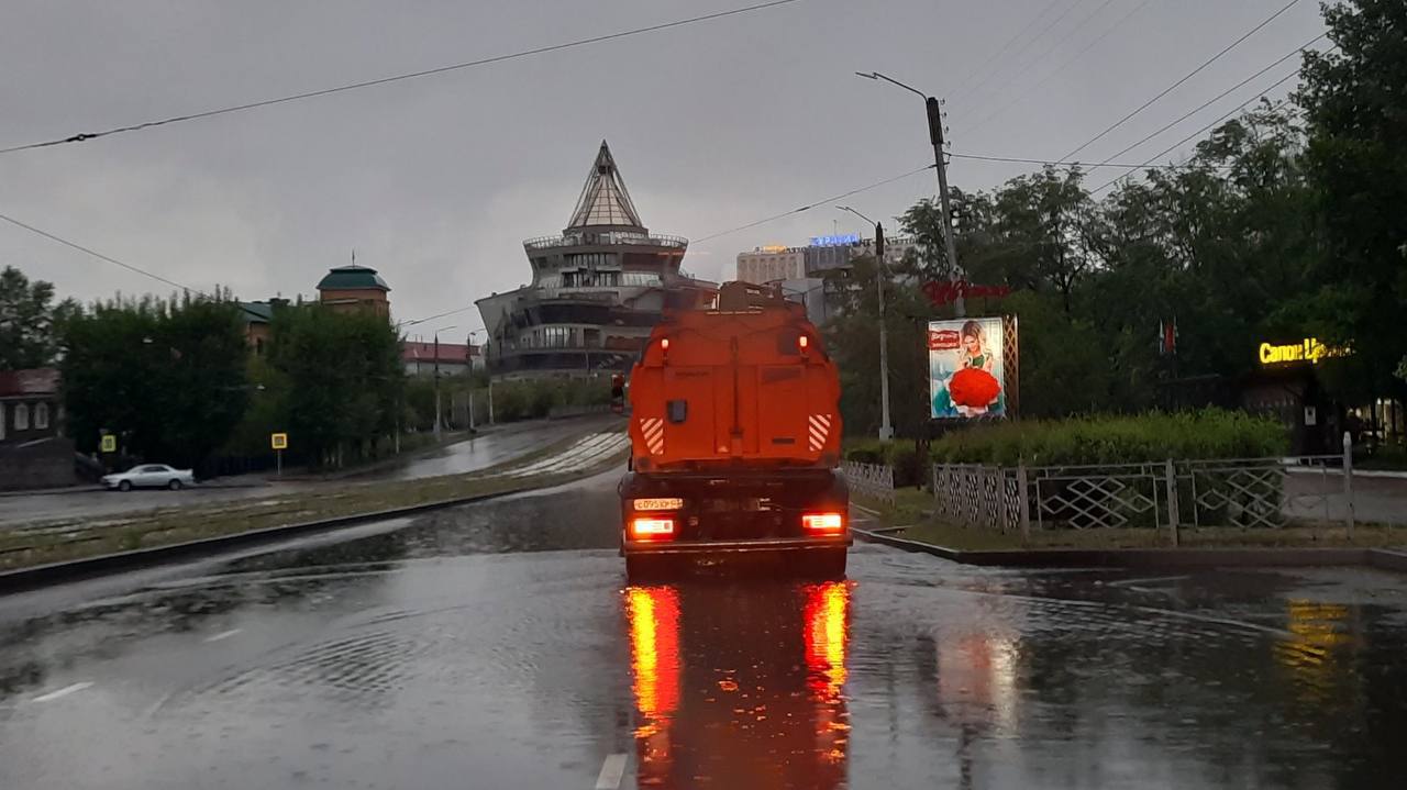 В Улан-Удэ откачивают лужи