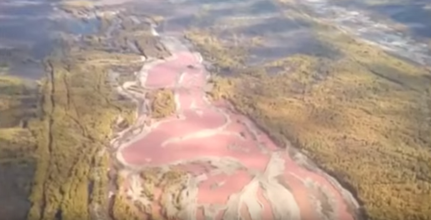 В Забайкалье река окрасилась в опасный розовый цвет
