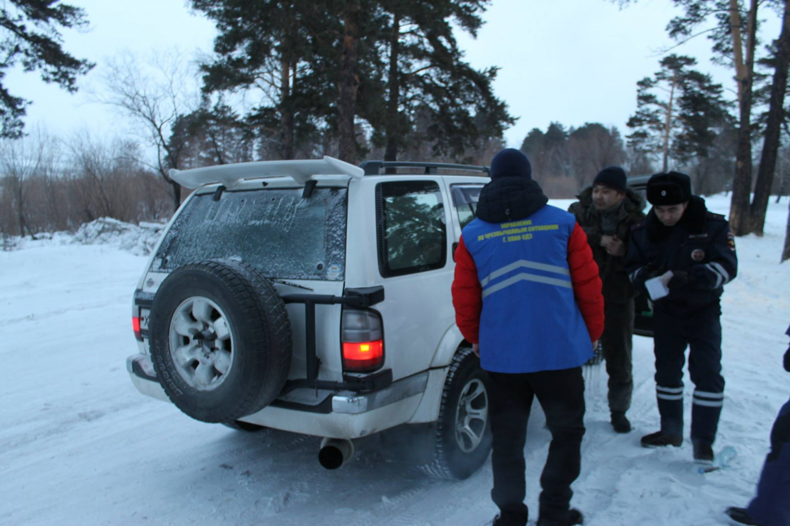 В Улан-Удэ водители с риском для жизни ездят по льду Уды