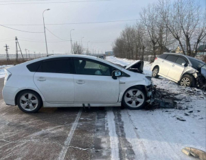 В пригороде Улан-Удэ автомобиль после аварии отлетел на пешехода