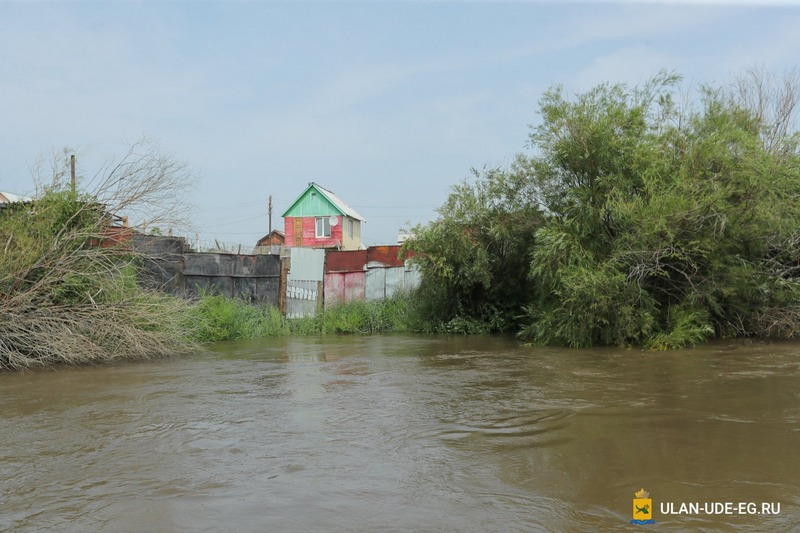 Вода в реке селенга. Наушки потоп.