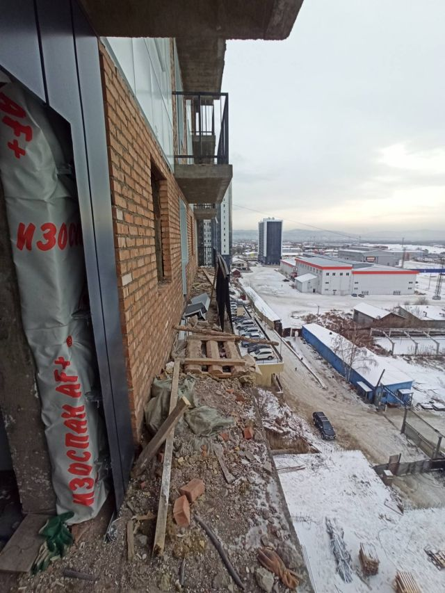 Монтажник упал с высоты. Высота 6 этажа. Засыпанные этажи в Улан-Удэ.
