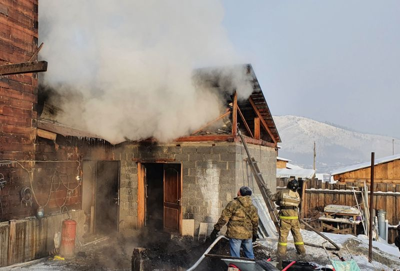 Пожар в бурятии последние. Пожар в Улан Удэ сейчас. Пожар Улан-Удэ в Поселье. Пожары в Бурятии.