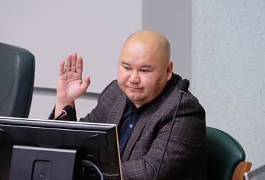 Депутат Улан-Удэнского горсовета Денис Гармаев голосует на заседании комитета горсовета 21 октября 2022 года