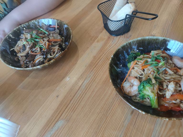 �������. ������� ������� � ����. �� ����� - ������� � �������. Client in a cafe