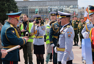 Бурятия. Генерал Валерий Солодчук вручает памятные подарки монголам - участникам парада 9 мая 2021 года в Улан-Удэ