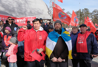 Леонтий Красовский в куртке КПРФ и Алексей Карнаухов с флагом Бурятии. Митинг протеста в Улан-Удэ