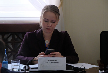 Ольга Семакина из ГТРК "Владивосток" освещает дальневосточное заседание, проходящее в Улан-Удэ (2022 год)