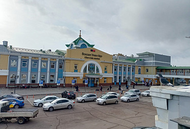 Голубь смотрит на железнодорожный вокзал Улан-Удэ. A pigeon at the Ulan-Ude railway station Голубь смотрит на железнодорожный вокзал Улан-Удэ. A pigeon at the Ulan-Ude railway station