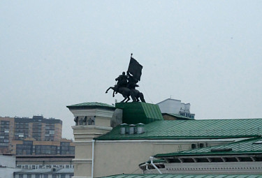 Бурятия. Улан-Удэ. Скульптуры всадников на крыше Бурятского театра оперы и балета 