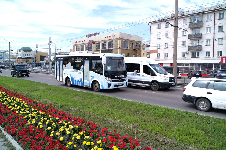 Улан-Удэ. Улица Терешковой. Автобус №59 с цитатой Путина и автобус №2 едут в потоке транспорта (лето 2023 года)