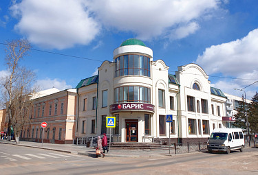 Магазин "Барис" на перекрестке в центре Улан-Удэ