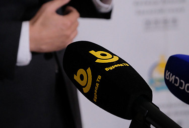 Микрофон с символикой телеканала на бурятском языке "Буряад ТВ"