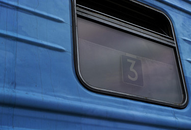 Поезд. Вагон №3. Табличка с номером вагона видна в окне