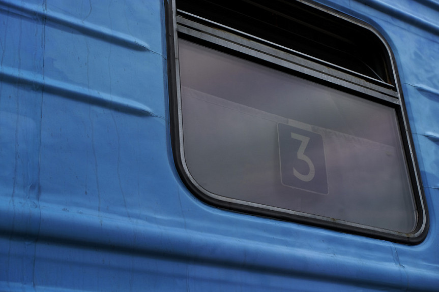 Поезд. Вагон №3. Табличка с номером вагона видна в окне