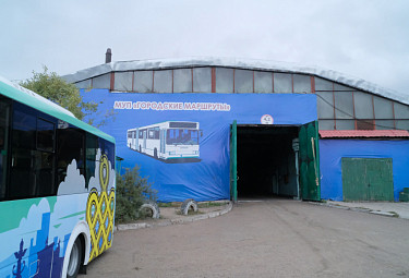Улан-Удэ. Территория МУП "Городские маршруты" "украшена" вкопанными отходами - старыми шинами. (3 сентября 2022 года)