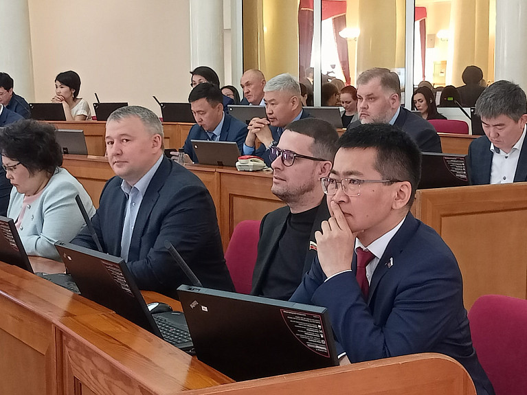 Депутаты ГосДумы Николай Будуев (справа в очках, с красным галстуком) и Вячеслав Дамдинцурунов (в пиджаке, голубой рубашке) на сессии Хурала. Июнь 2023 года
