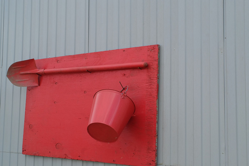 Пожарный щит - щит на стене для размещения первичных средств пожаротушения (эконом-вариант)