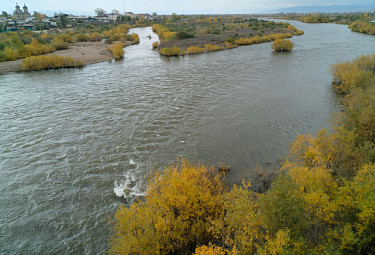 Осень в Улан-Удэ. Река Уда в центре города после дождей (вид с моста). 2020 год