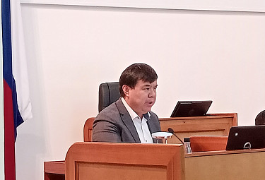 Бурятия. Владимир Хингелов выступает в парламенте республики. 2023 год