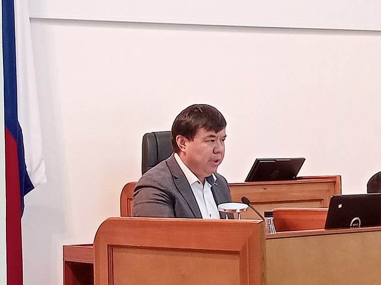 Бурятия. Владимир Хингелов выступает в парламенте республики. 2023 год